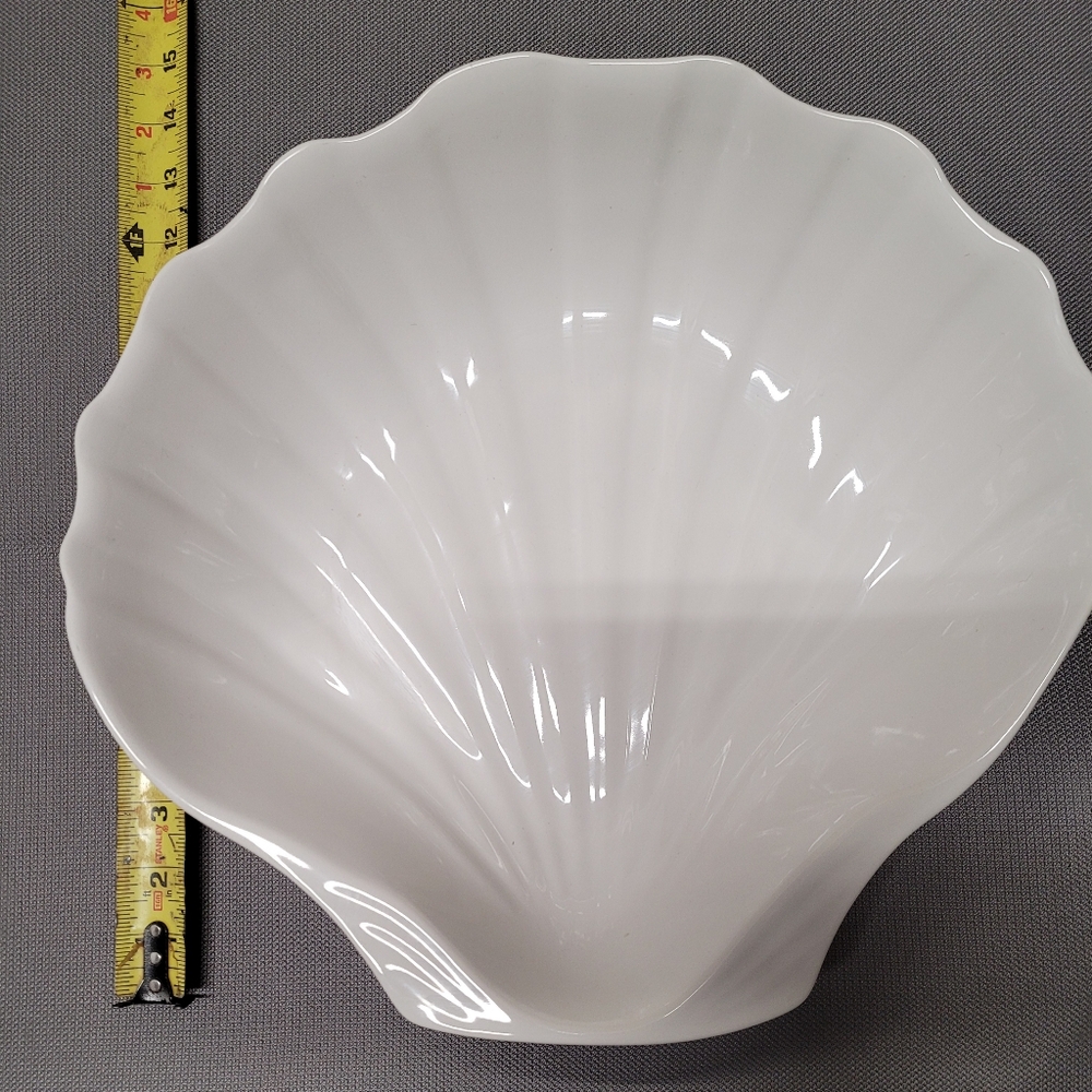 Large white shell dish - Picture 2 of 3